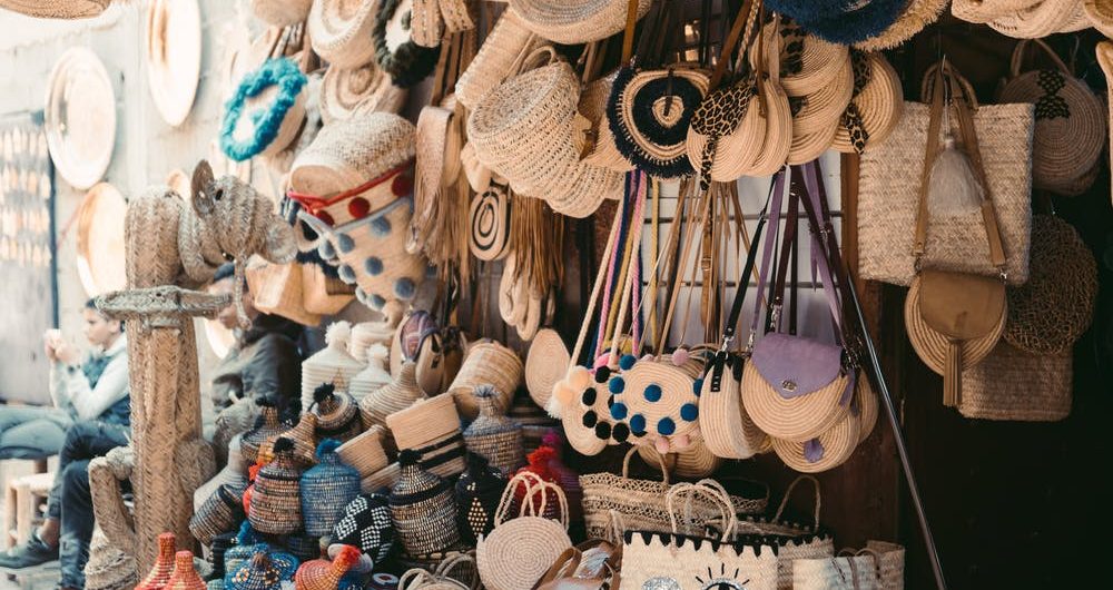 Cómo reservar tu viaje Viajes de compras a Marrakech Mercado tradicional con cestas y artesanía en Marruecos.