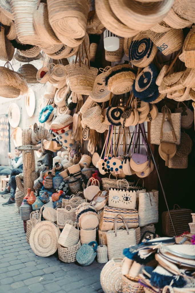 Viajes de compras a Marrakech Mercado tradicional con cestas y artesanía en Marruecos.