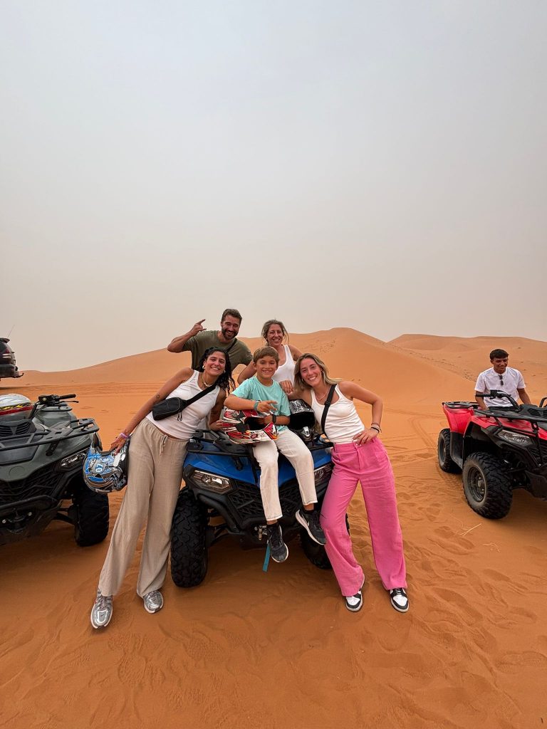Viaje a Marruecos con adolescentes Familia posando en un quad en el desierto