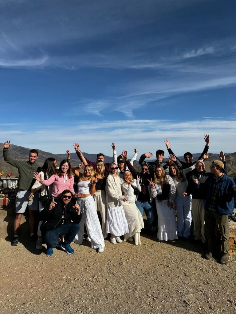 Agencia local Marruecos Grupo grande de turistas en el desierto.