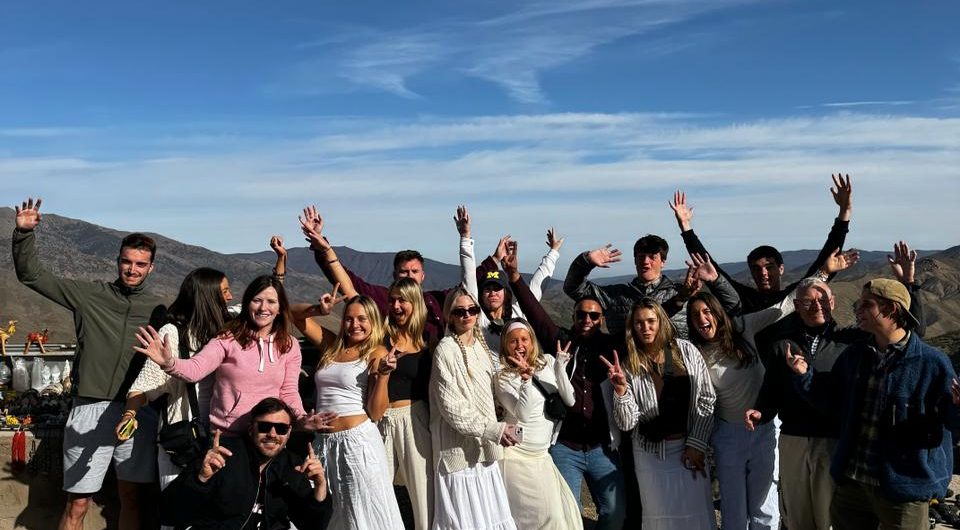 Agencia local Marruecos Grupo grande de turistas en el desierto.