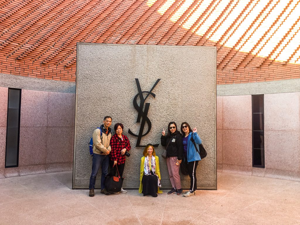 vuelo directo desde Santiago a Marrakech Grupo de turistas frente a logo de YSL en Marruecos.