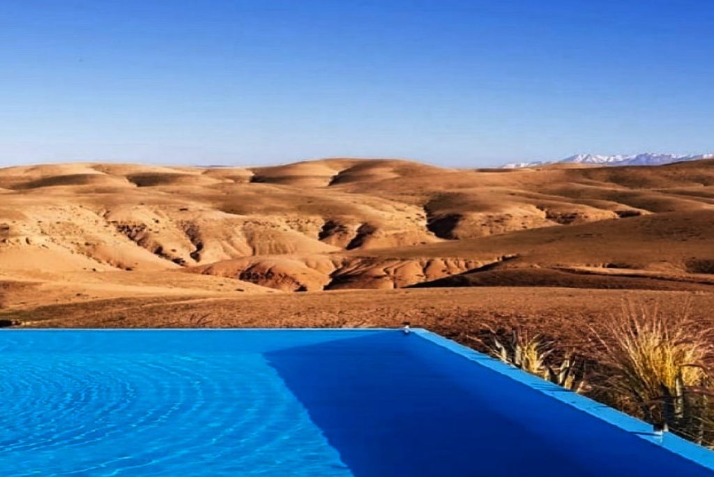 vuelo directo desde Santiago a Marrakech Piscina junto a dunas del Sahara en Marruecos.