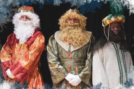 Figurantes vestidos de Reyes Magos en Marruecos.