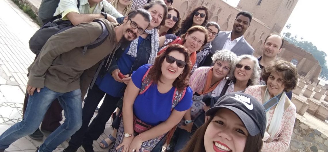 Cómo buscar viajes baratos a Marruecos Grupo de turistas posando en excursión en Marruecos.