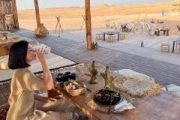 Viaje a Marrakech y desierto de Agafay Mujer bebiendo té en campamento bereber.