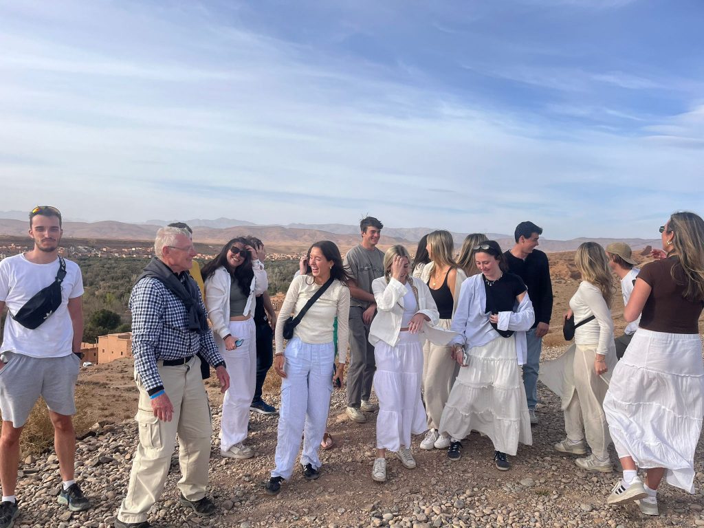Viaje a Marruecos con adolescentes Grupo de turistas en excursión por el desierto de Marruecos.