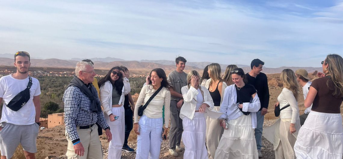 Viaje a Marruecos con adolescentes Grupo de turistas en excursión por el desierto de Marruecos.