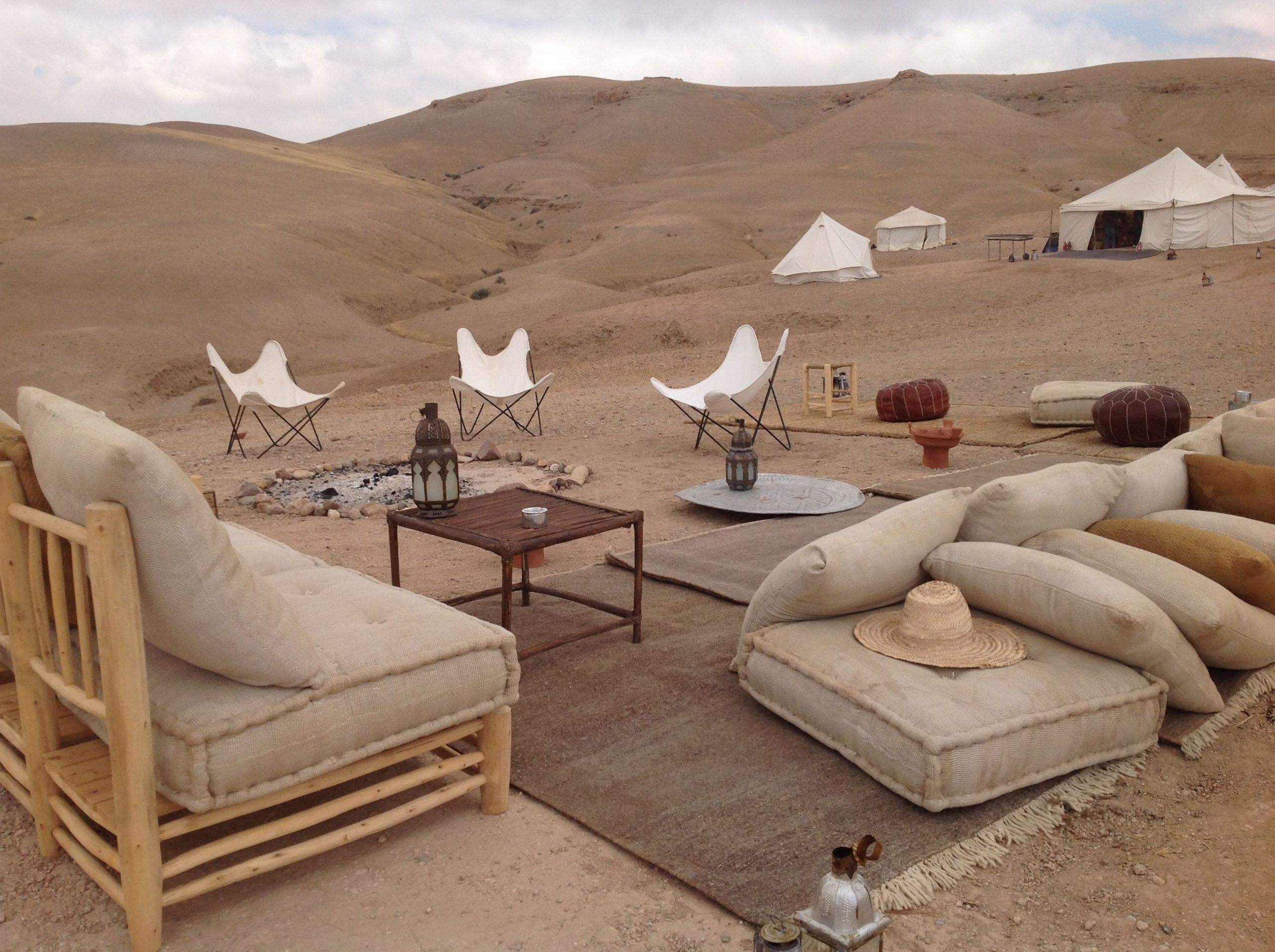 Viaje a Marrakech y desierto de Agafay Campamento en el desierto de Marruecos con jaimas.