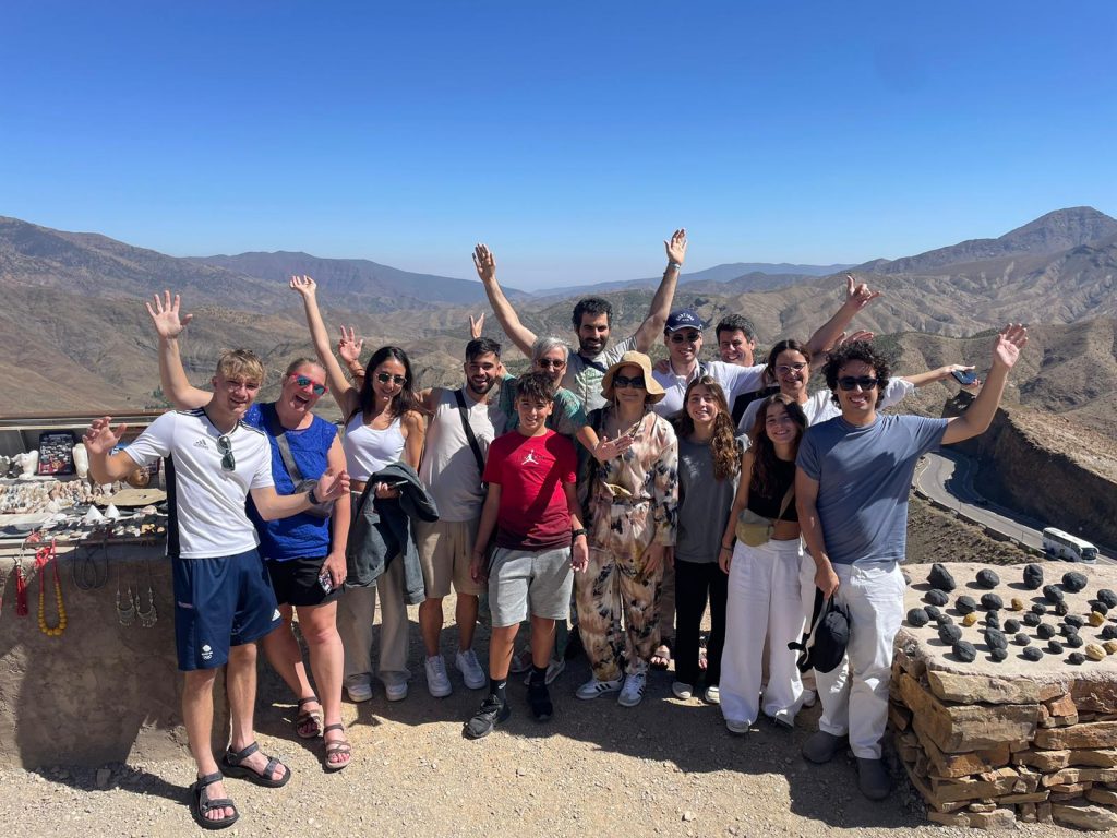 Viajar a Marruecos con agencia local Grupo de turistas en excursión por montañas del Atlas.