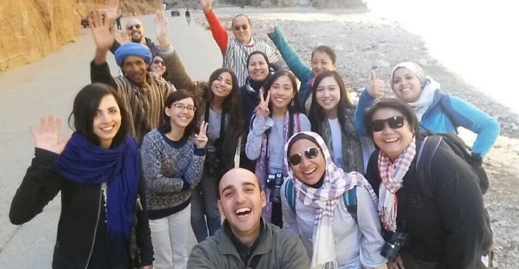 Ruta por Marruecos con presupuesto bajo 5 días Grupo de jóvenes turistas en selfie.