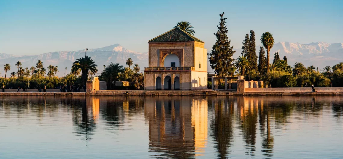 Viajar a Marruecos barato Pabellón Menara con estanque en Marrakech.