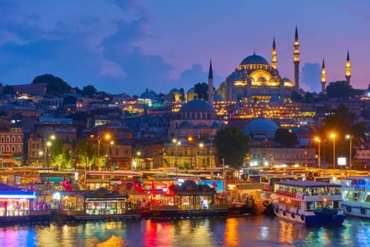 Vista nocturna de la Mezquita Azul en Estambul.