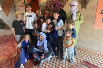 Viaje Semana Santa al desierto de Marruecos Viaje Semana Santa al desierto de Marruecos Grupo disfrutando de una ruta privada en el desierto de Chigaga