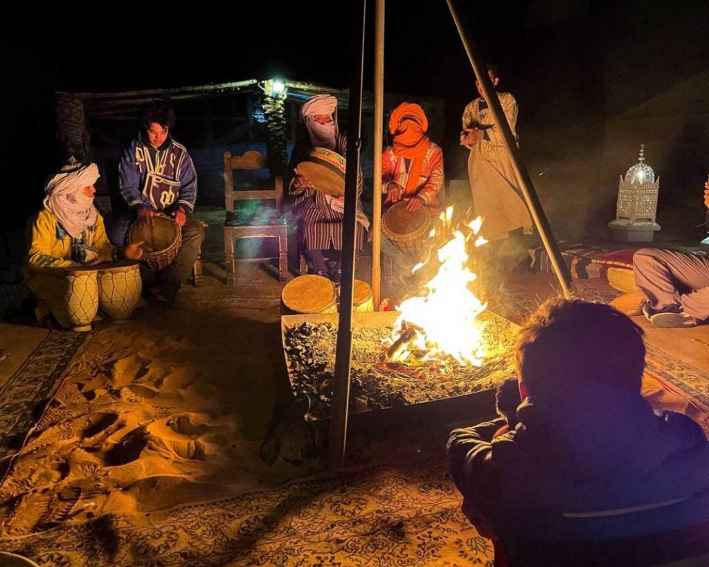 Música bereber alrededor del fuego en un campamento del desierto