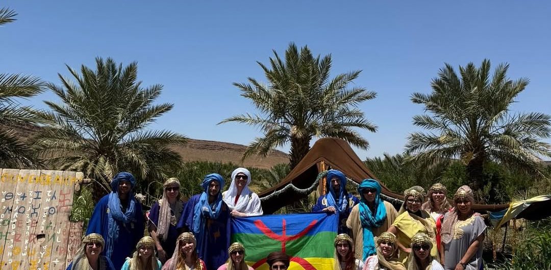 Turismo en Marruecos 2026 Foto grupal de equipo de agencia local de viajes en Marruecos
