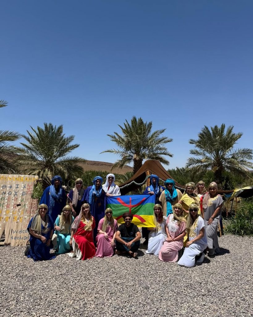 Turismo en Marruecos 2026 Foto grupal de equipo de agencia local de viajes en Marruecos