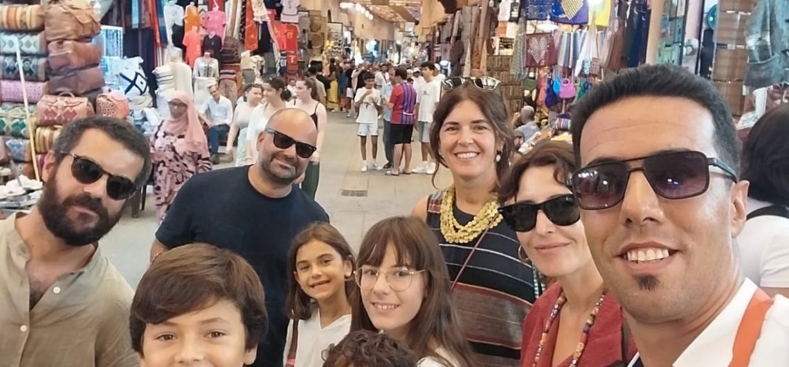 Foto grupal en un mercado callejero de Marrakech