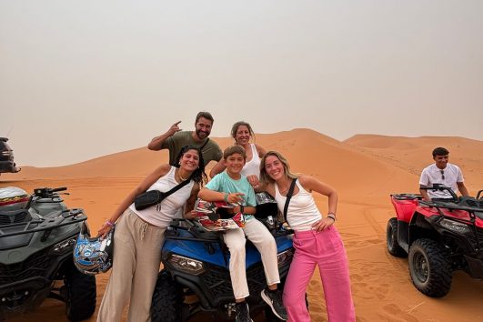 Familia posando en un quad en el desierto